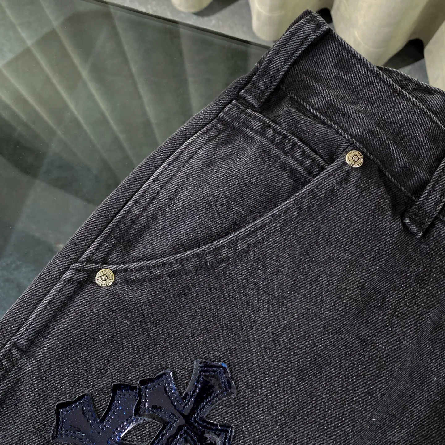 P270 CH Chromehearts limited edition work jeans denim logging pants, cabinet price 34W level, patchwork cross pattern embellishment, washed jeans! ! An absolutely high-end luxury product, a 1.9W-level god-level single product, a super popular product, made by top heavy industry, a magic weapon that cannot be missed! [About Zangyin] This is an extremely luxurious fashion brand that can also be called the aristocracy of the high street. It has always been an exclusive brand for some hipsters or rich second generations. Compared with ordinary high streets, it is more luxurious and noble. Compared with luxury brands, it is more fashionable and individual. It has always been a brand that I have a special liking for. [Top heavy industry fashion design] Consistently high-street luxury style. Speaking of this style, the Zangyin family and GU family are definitely the leading representative brands. Especially the Zangyin family has really achieved a state-of-the-art effect in creating high-street style. The unique washed material is used to create this style. The color system is already quite eye-catching. After it is decorated with patchwork cross flowers, it cleverly highlights the charm of the brand. Secondly, this style uses classic The high-waist cutting design highlights the long legs and fashionable temperament of the upper body. The brand is highly recognizable and the slim fit configuration is more suitable for daily wear. It is a product that interprets personality, fashion, and specifications at a glance. This single product is enough to make any fan excited. It can be a white T-shirt for a youthful college style, or a tight suspender for a royal style. It has strong matching ability and can be easily controlled by men.  [Materials and craftsmanship] Needless to say, this point goes without saying. As an excellent craftsman brand, Zangyin’s requirements for details and craftsmanship are really perfect. The washed color of this model has gone through so many processes, not to mention the embellishment of denim appliques. It is also purely hand-made and sewn. Just like what they believe in, only hand-made things have soul and have the meaning of wear. A top-notch heavy-duty fashionable denim item, I look forward to your perfect interpretation! !  Color: black gray Size: 28-34